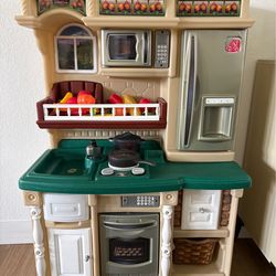 Play kitchen + all accessories