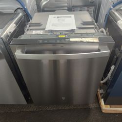 24 in. Built-ln Tall Tub Top Control
Stainless Steel Dishwasher w/Sanitize
Dry Boost, 52 dBA