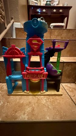 DC Comics Superhero Playset with Daily Planet & Gotham Tower