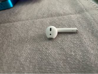 AirPods second generation right side