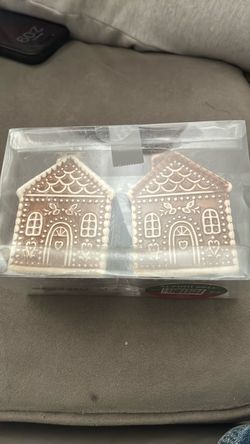 Gingerbread house salt and pepper shakers