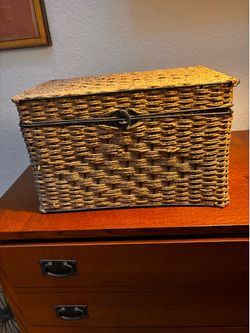 File basket with metal closure