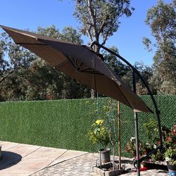 Cantilevered umbrella