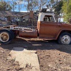 1965 semi truck with a original 409 Chevy motor special ordered the guy special ordered it with the 409 in and not at 3:48 very clean truck engine ill