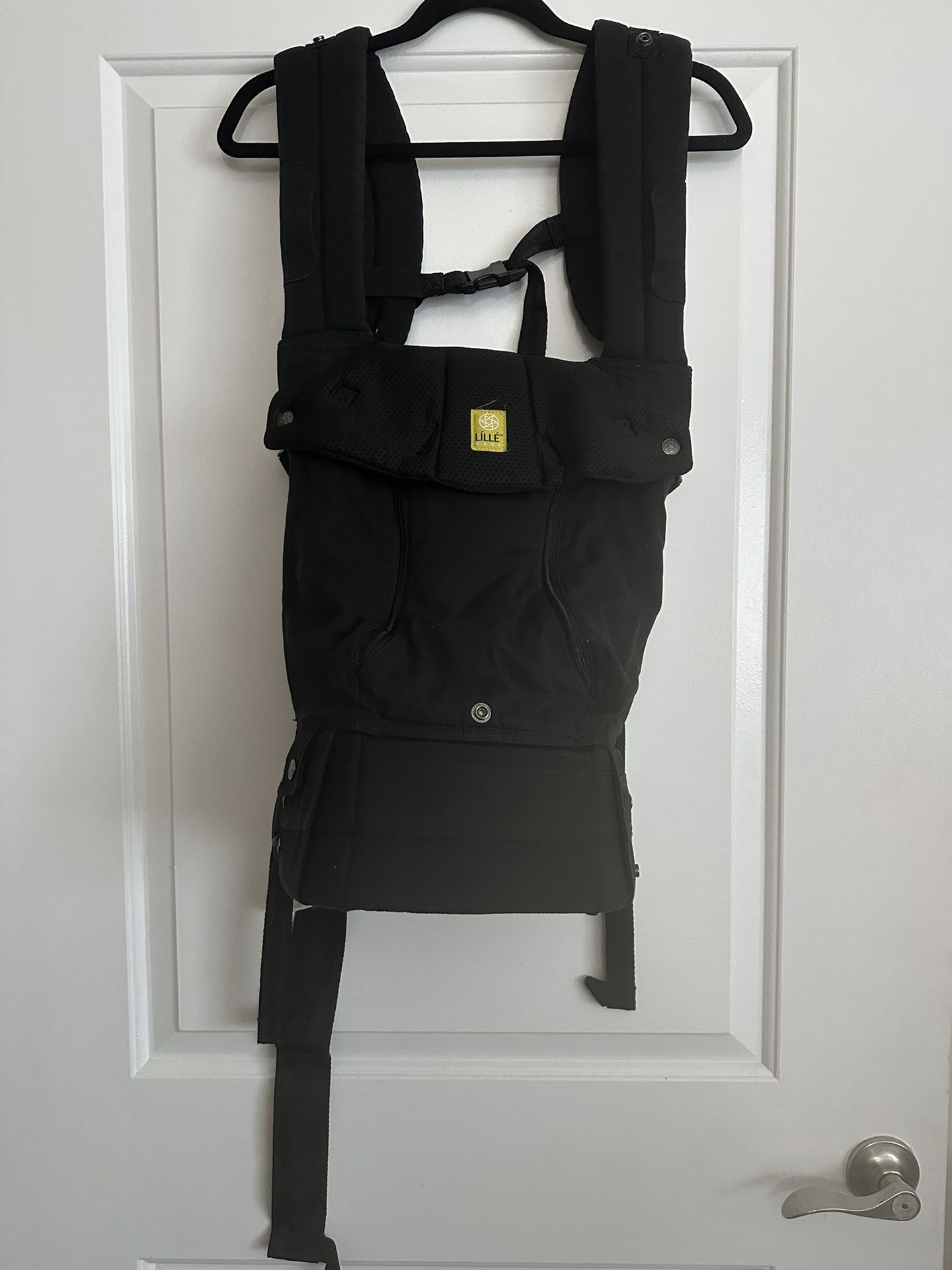 Lille Baby Carrier (in black)