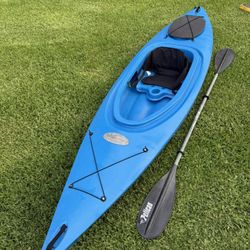 Nice Future Beach Fusion 124 Kayak With Paddle