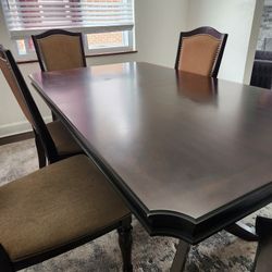 Dining Room Table & 6 Chairs 
