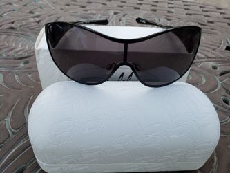 Oskley sunglasses NEW w case