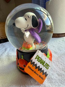 New Snoopy Peanuts 2024 Halloween Vampire Musical Snow Globe - NWT