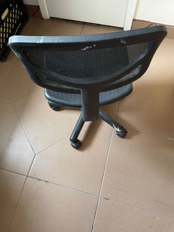 Silla Para Escritorio Color Negra Sube Y Baja Se Ajusta El Respaldo