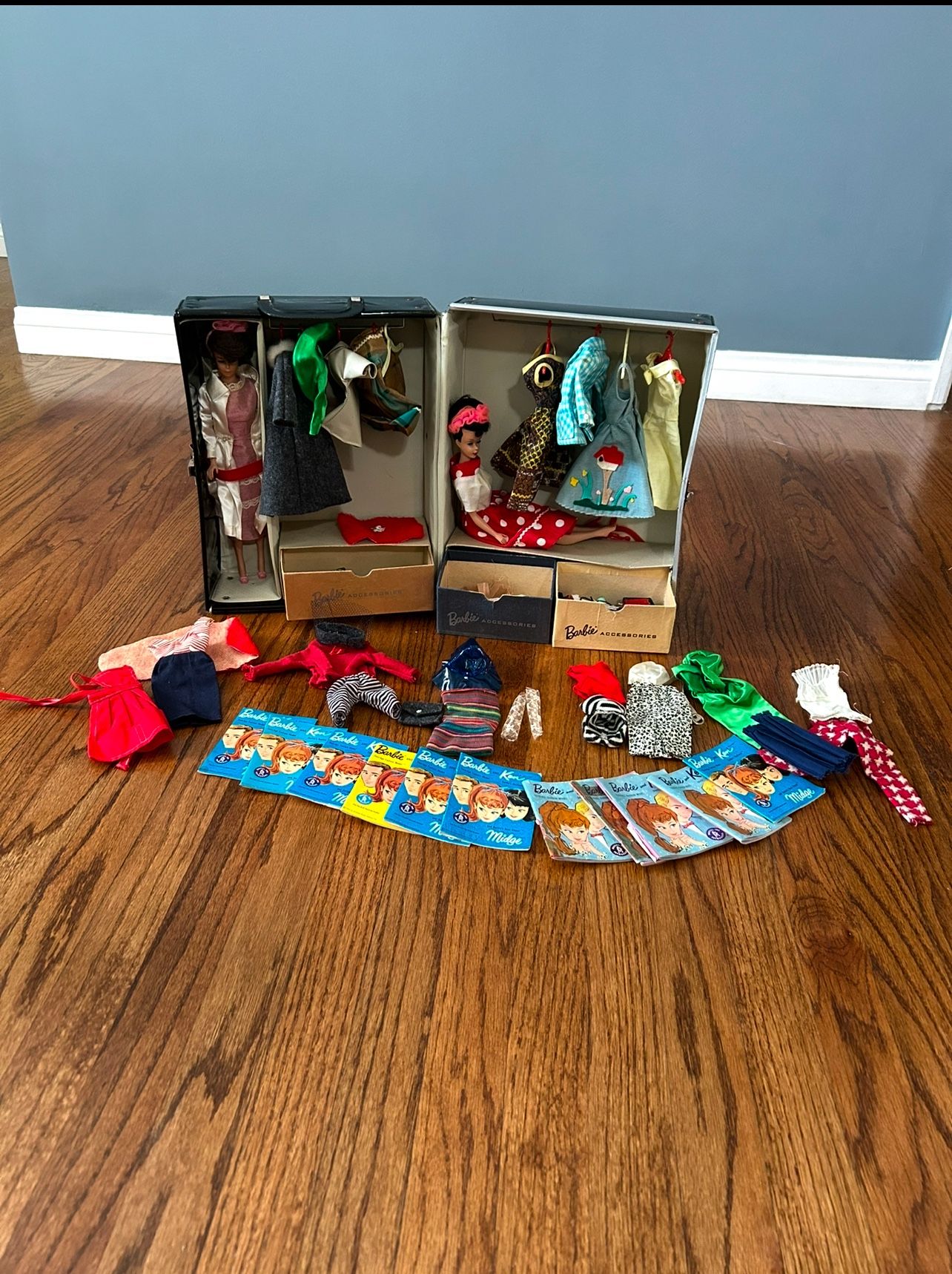 1962 Barbie Ponytail Carrying Case Wardrobe Trunk WITH 2 Barbies, Clothes Accessories & Magazines