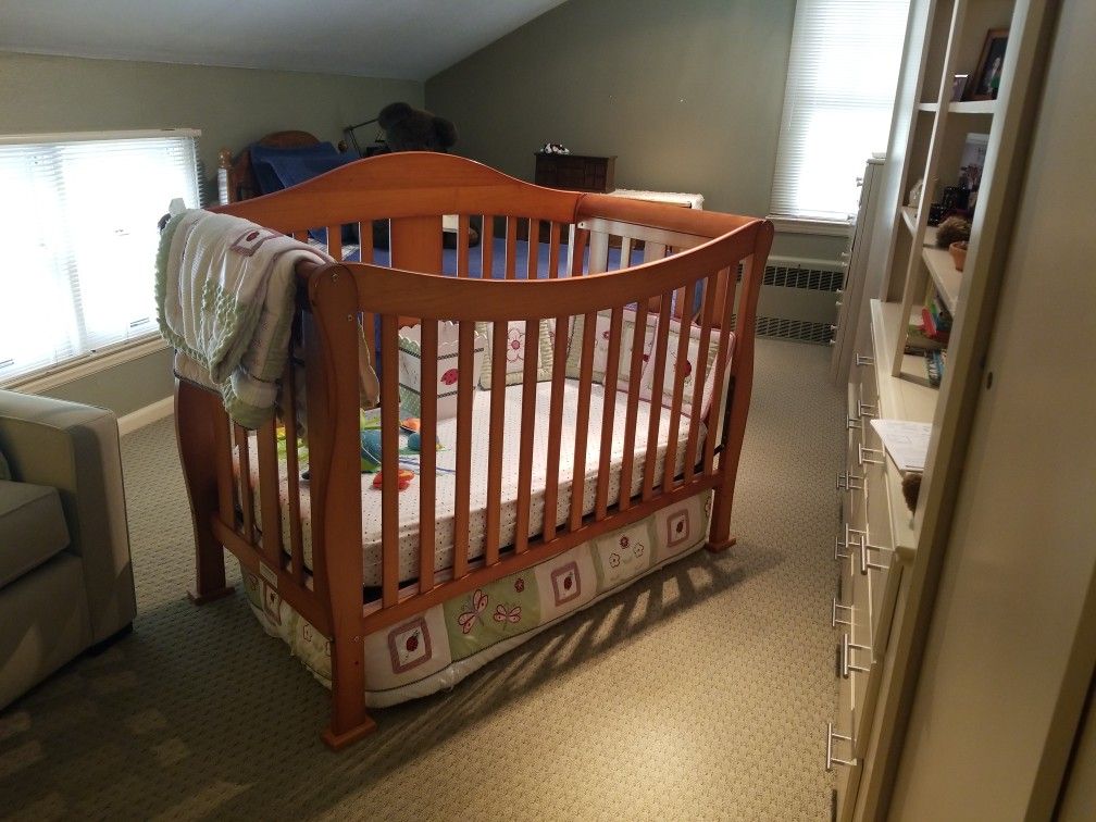 Baby Crib/Mattress/Quit/Mobile/Accessories 