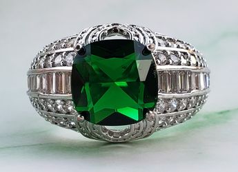 GORGEOUS STERLING SILVER RING WITH LABCREATED EMERALD & CZ SIZE 8
