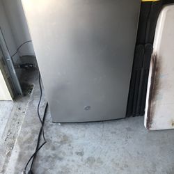 GE mini Fridge 