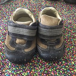 Striderite Boys 5.5w Velcro sneakers