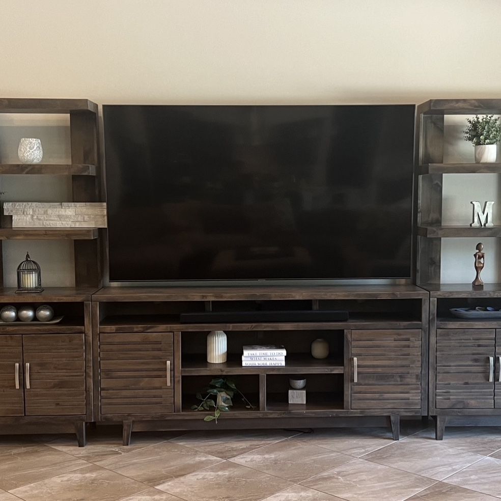 TV ENTERTAINMENT CENTER