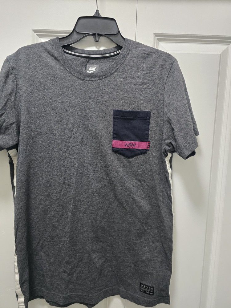 Large Women's/Men's Vintage Nike Sportswear pocket t-shirt