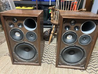 2 Vintage Sansui SP-2000 Speakers in decent condition. A little dusty but Both work, cabinets would need refinishing if you want to make them perfect 