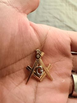Square & Compass Pendant (Gold)