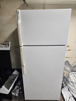 GENERAL ELECTRIC REFRIGERATOR GOOD CONDITION DELIVERY AVAILABLE FOR EXTRA FEE