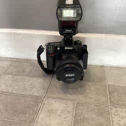 Nikon D7200 24.2mp Digital SLR Camera W/ Nikon SB-5000