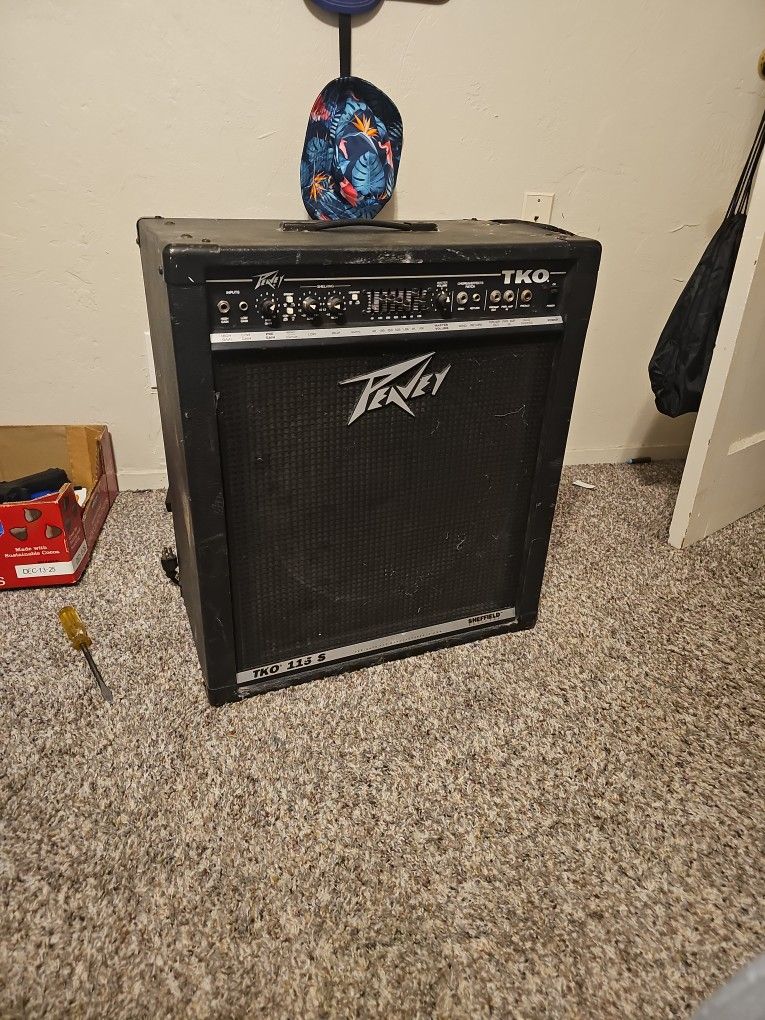 Balck Peavey Amp W/18in Sub