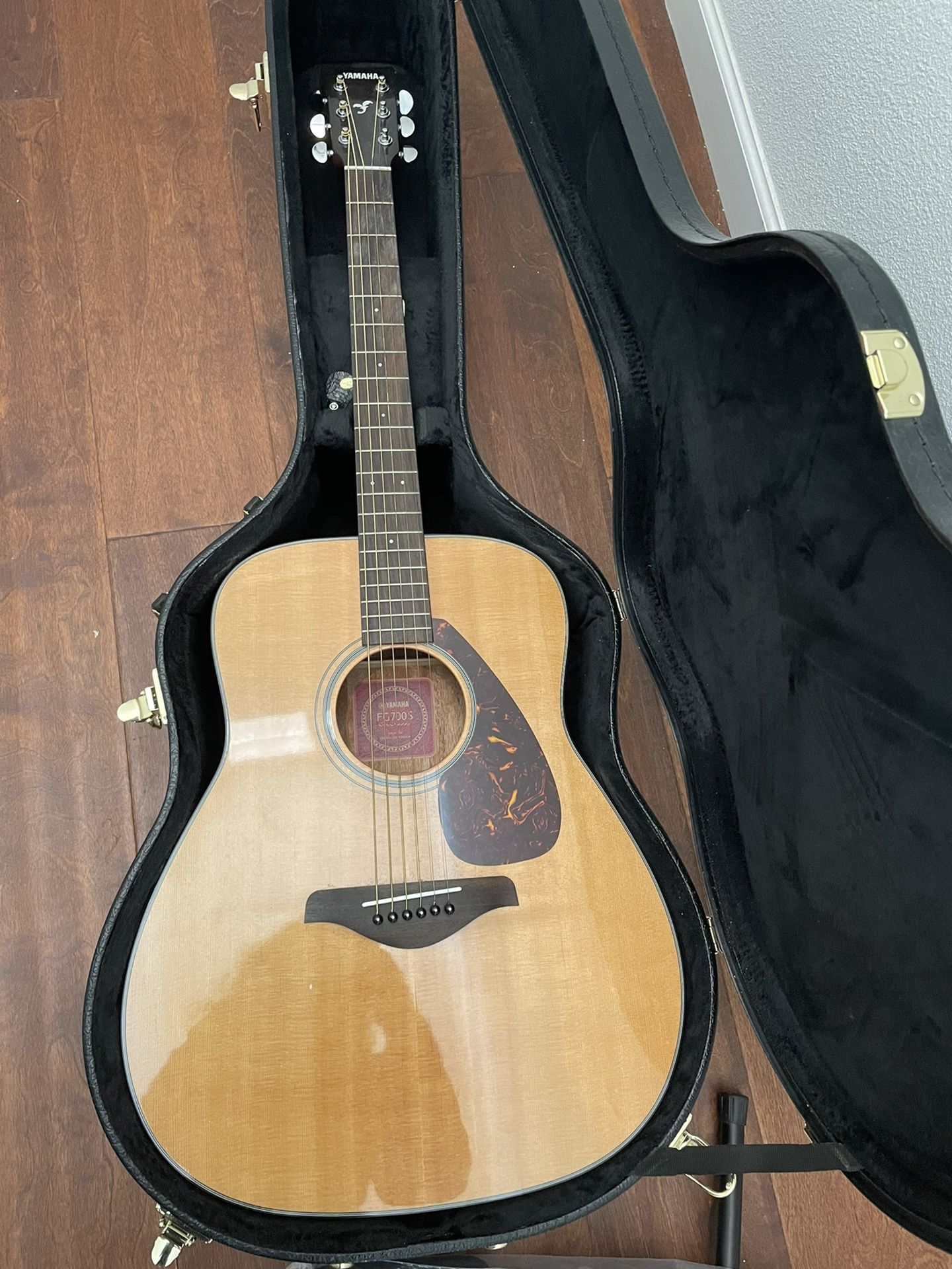 Yamaha FG700S Acoustic Guitar with Hard Case