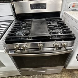 Stainless Steel GE 5 Burner Gas Stove In Excellent Condition!