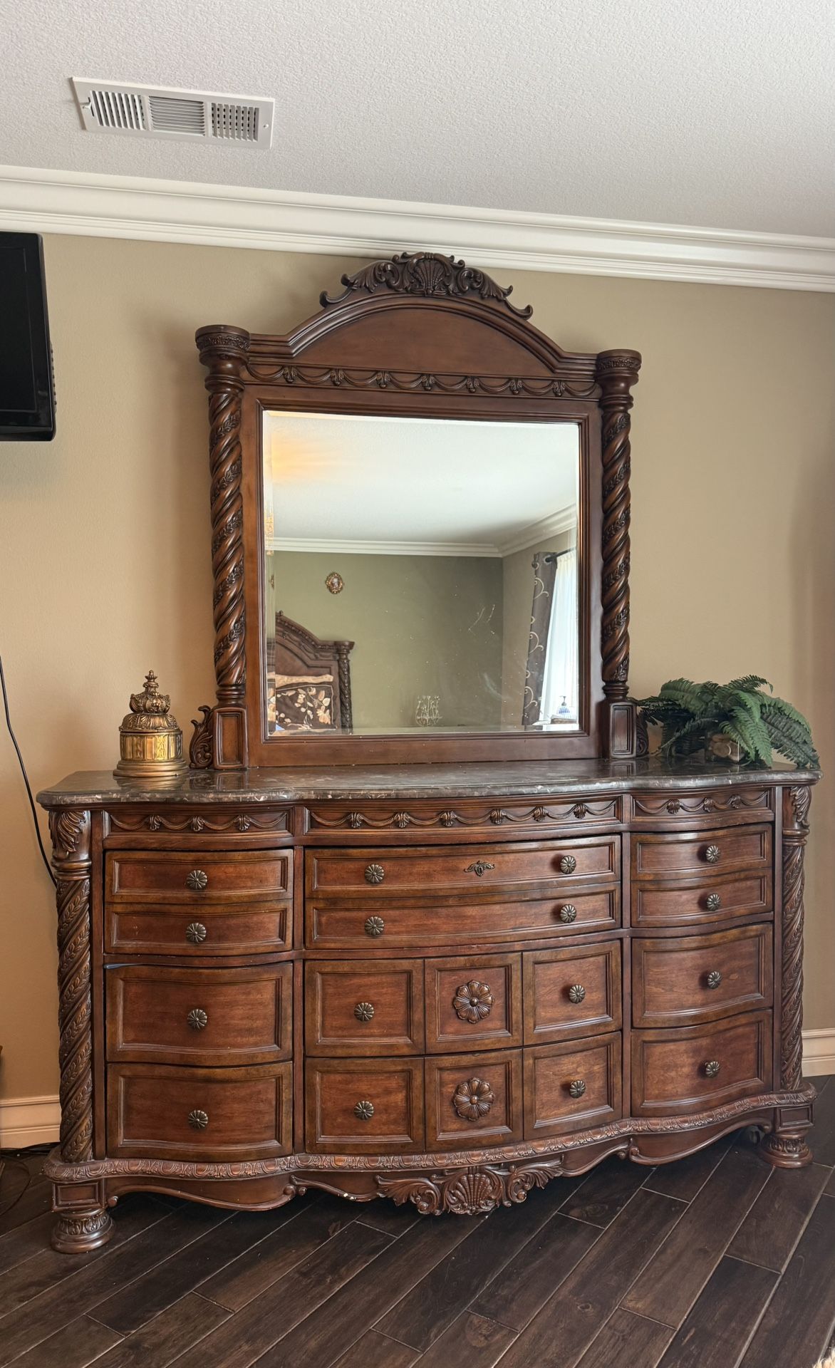Dresser With Mirror