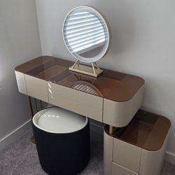 Vanity MakeUp Table