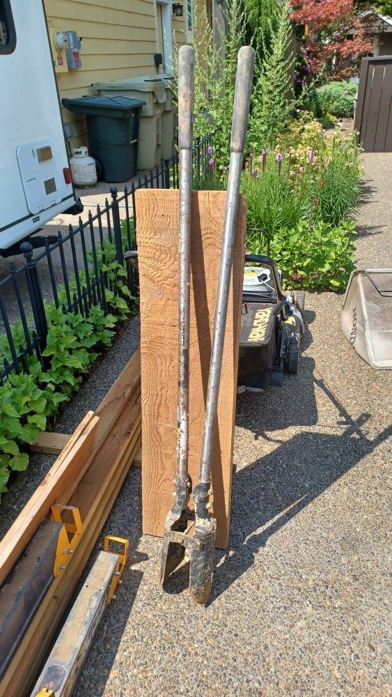 Very Nice Heavy Duty Post Hole Digger.