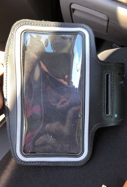 Work out arm band to carry your phone