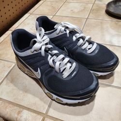 Shoes Size 7 ( Brand Nike)