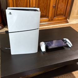 PS5 Slim Disc Edition - 1TB + PS Portal