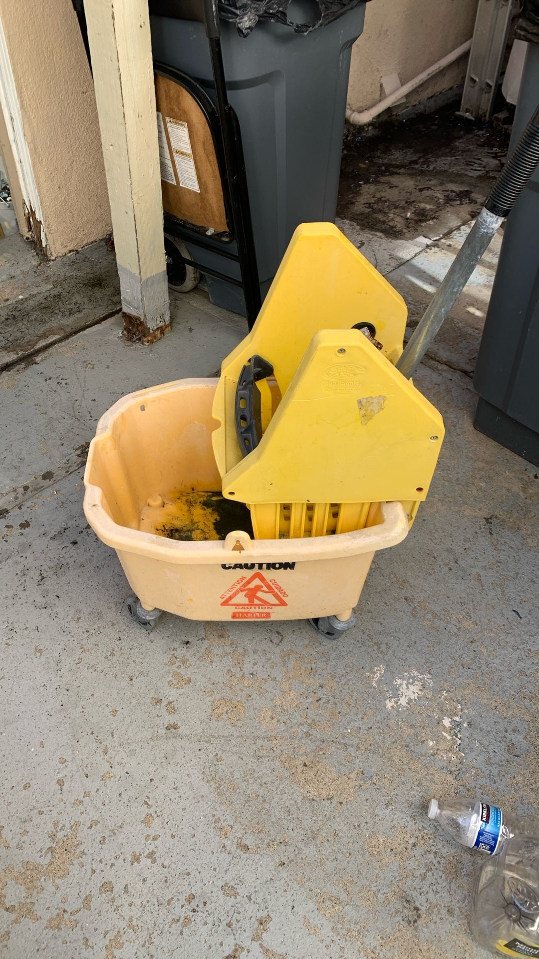 Rubbermaid Map Bucket