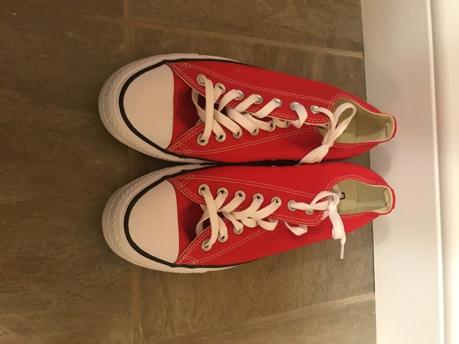 Converse men’s size 9, women’s size 11 brand new