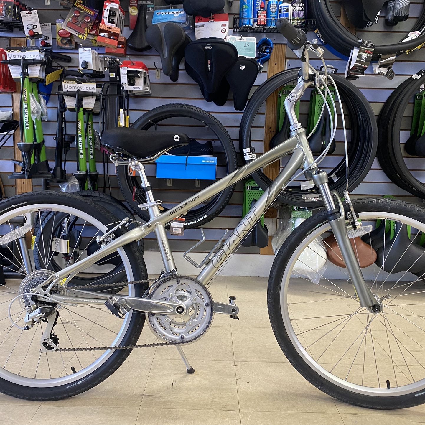 giant sedona 6061 aluxx bicycle Giant Sedona DX, 6061 Aluxx Aluminum Alloy Frame Size 14”, Tire Size  26X1.95, Aluminum Frame, Delivery Available for Sale in Clearwater, FL
