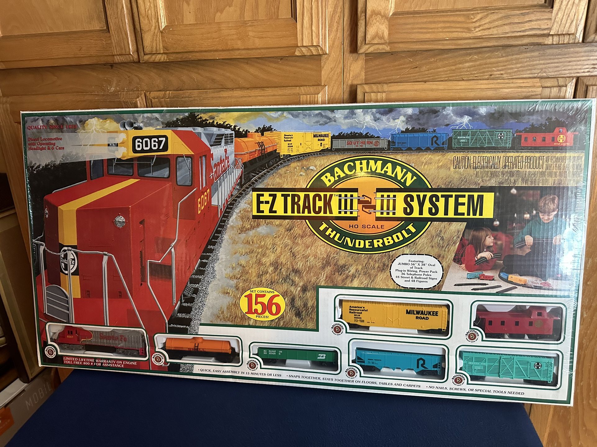 NEW Bachmann Thunderbolt HO Scale 156 Piece Electric Train Set
