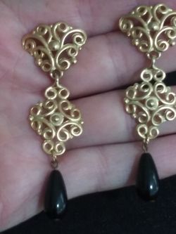 VTG.ELEGANT GOLD PLATED& ONYX STONE EARRINGS
