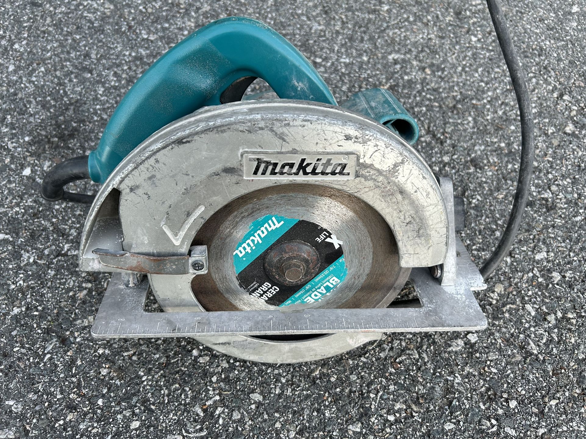 Makita 5007F 7-1/4" Circular Saw, 15 AMP Corded Electric with Blade