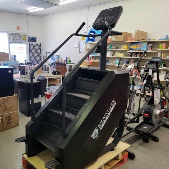 SIGNATURE FITNESS SF-C2
CONTINUOUS CLIMBER
COMMERCIAL GRADE STAIR
STEPPING MACHINE