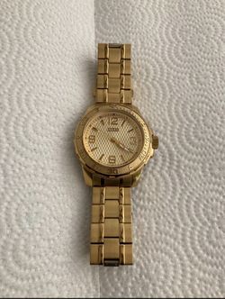 🔥 GOLD TONE GUESS WATCH FOR SALE 🔥GREAT DEAL FOR THE PRICE ‼️‼️‼️