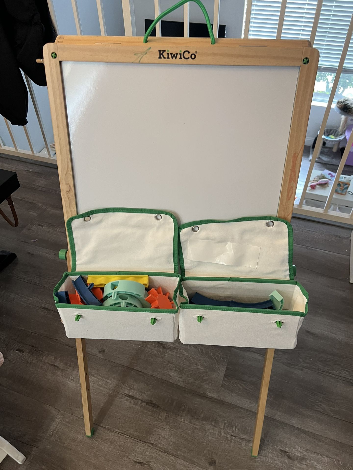 Kiwico Marble Run + Art Easel