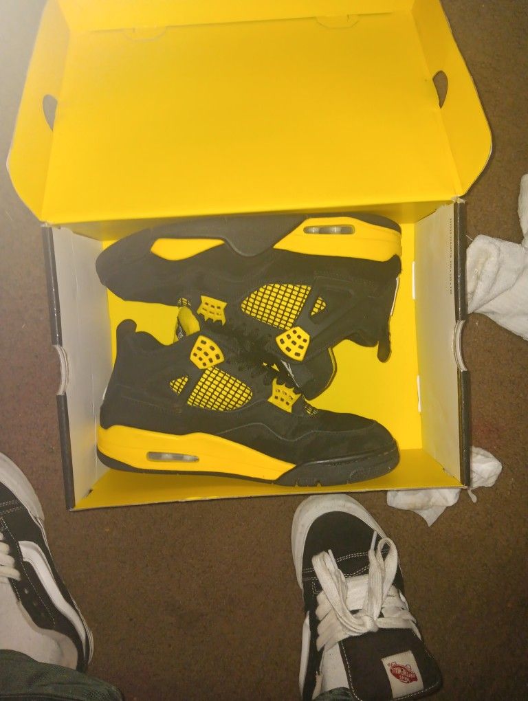 Jordan 4 Thunder