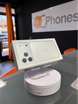 Brand new sealed white iPhone 17 pro max 256 for AT&T or Cricket Only. Comes w/ 1 year of Apple warranty. I guarantee the iPhone never go blacklisted.