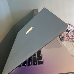 Like New 2015 15” MacBook Pro Retina Display i7 500gb
