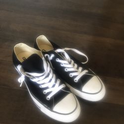 Woman’s Converse  Size 8