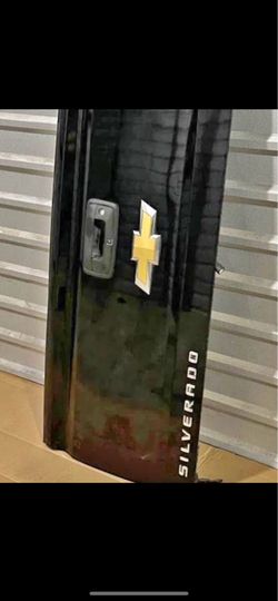 Chevy Silverado tailgate 2017