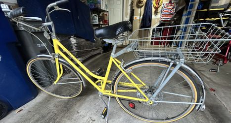 Ladies Yellow Schwinn Collegiate 5/1974, 5 Speed Great Conditions, Comes With Basket 