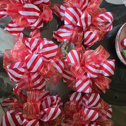 9 Inch Round Peppermint Bows